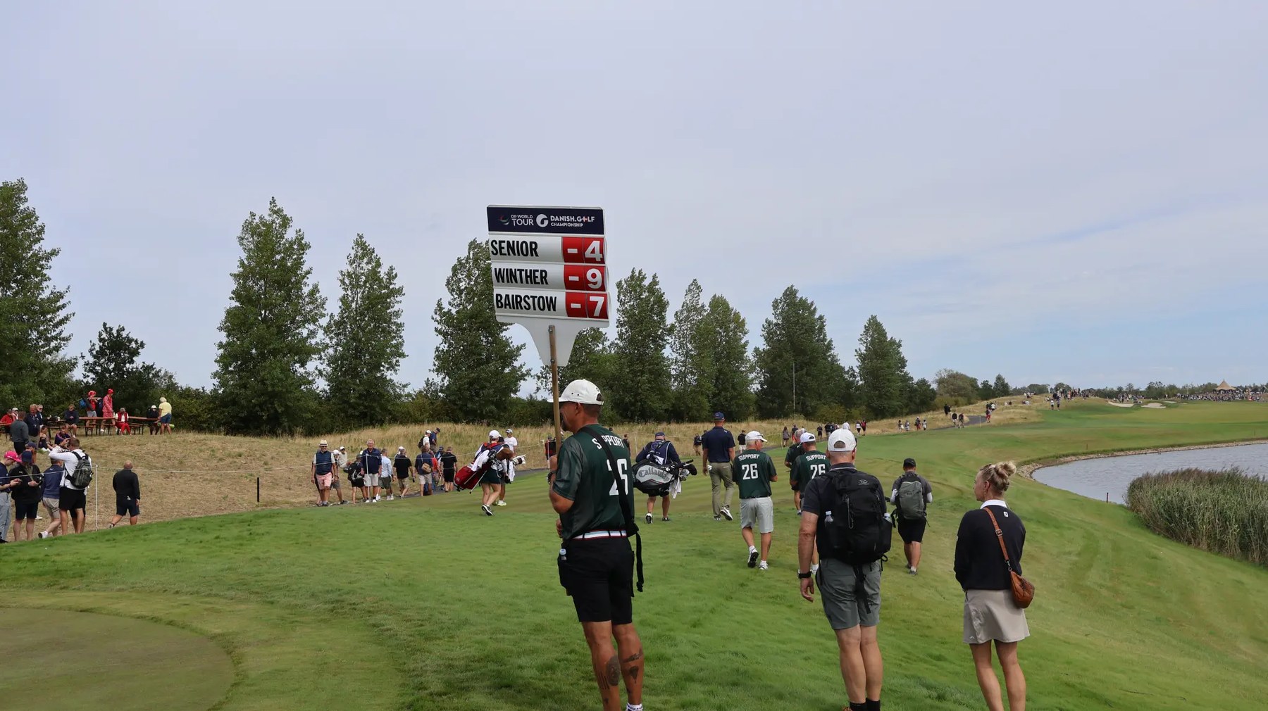 Tilskuere og scoretavle under Danish Golf Championship på Great Northern