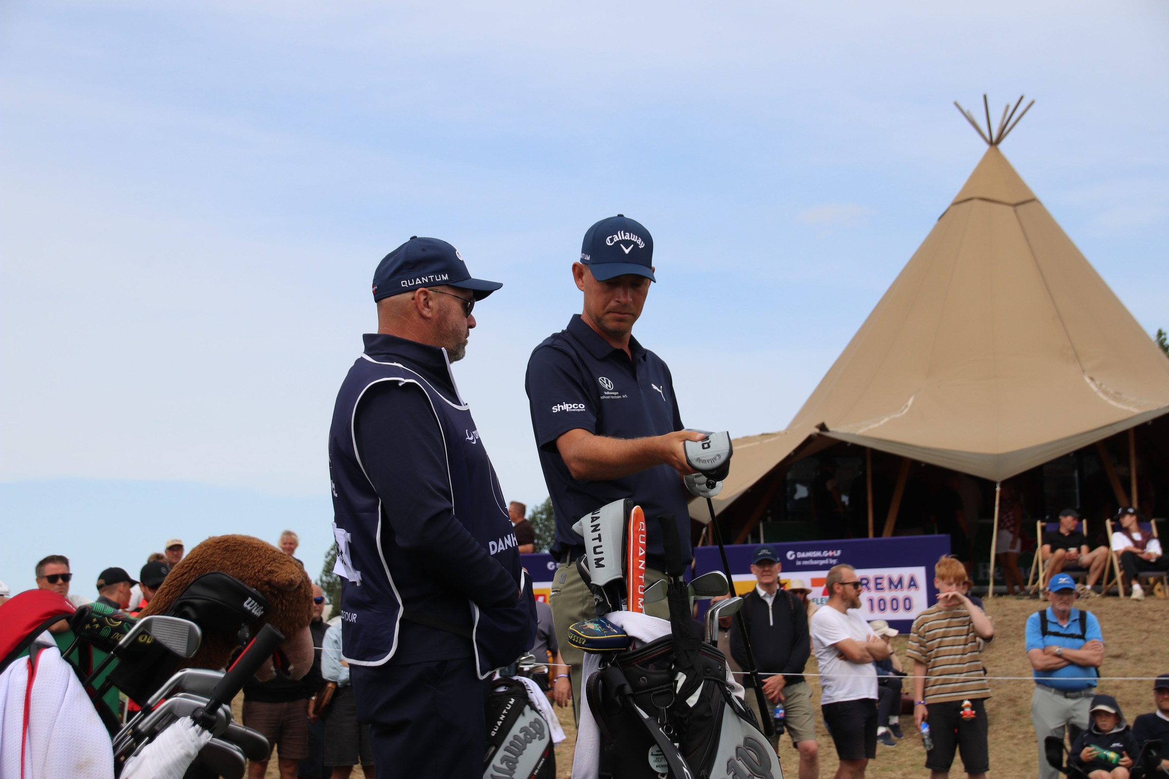 Dansk spiller med caddie under Danish Golf Championship på Great Northern