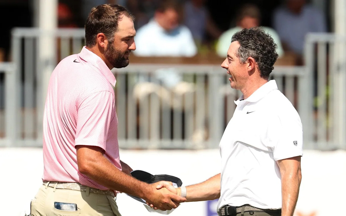 Scottie Scheffler og Rory McIlroy hilser på hinanden ved en golfturnering