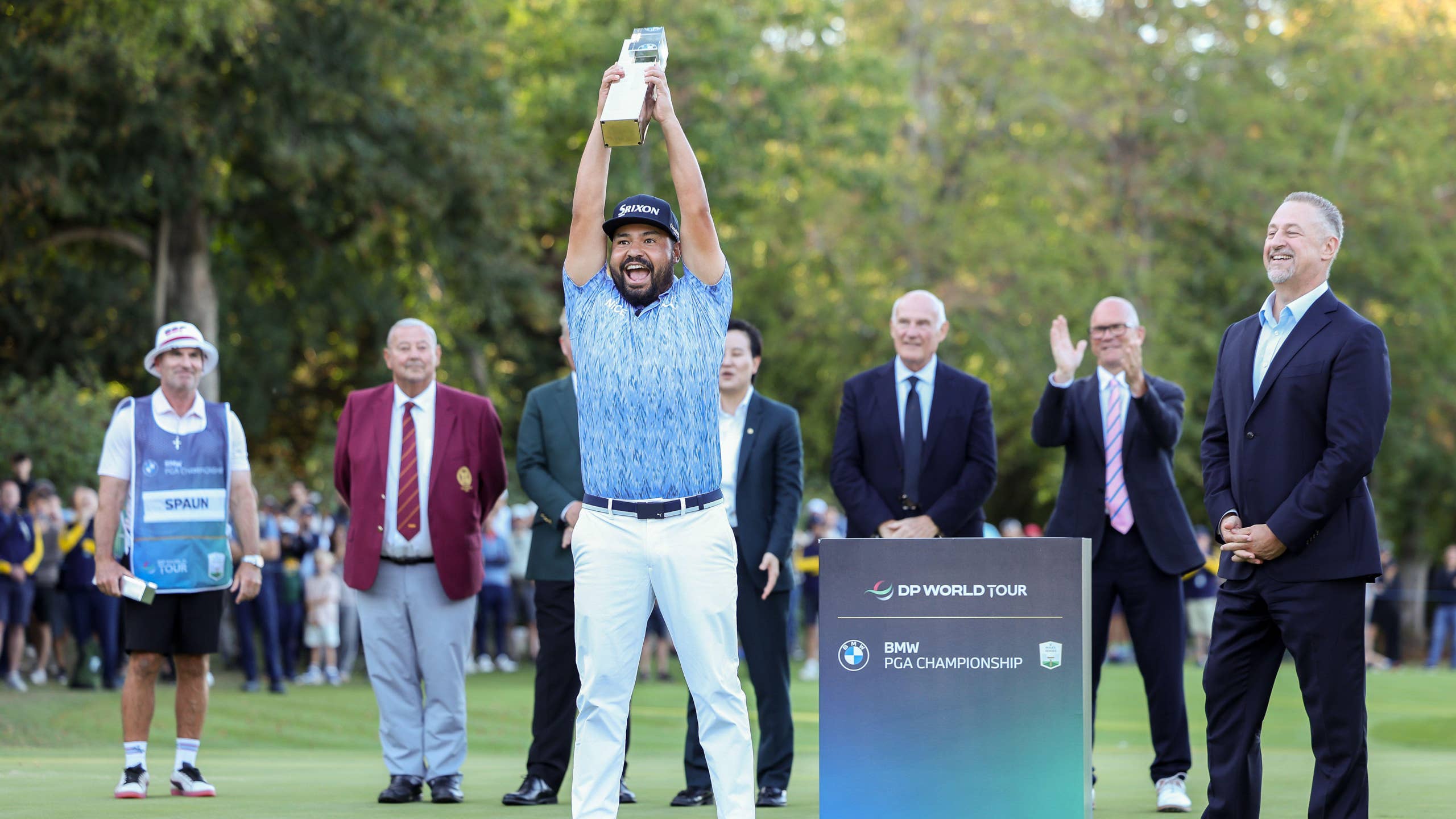 J.J. Spaun løfter trofæet efter sejren i BMW PGA Championship 2026
