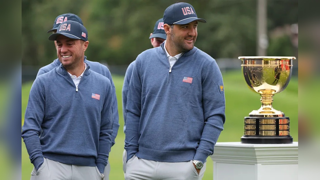 Scottie Scheffler og Sam Burns før Presidents Cup 2026 på Medinah Country Club
