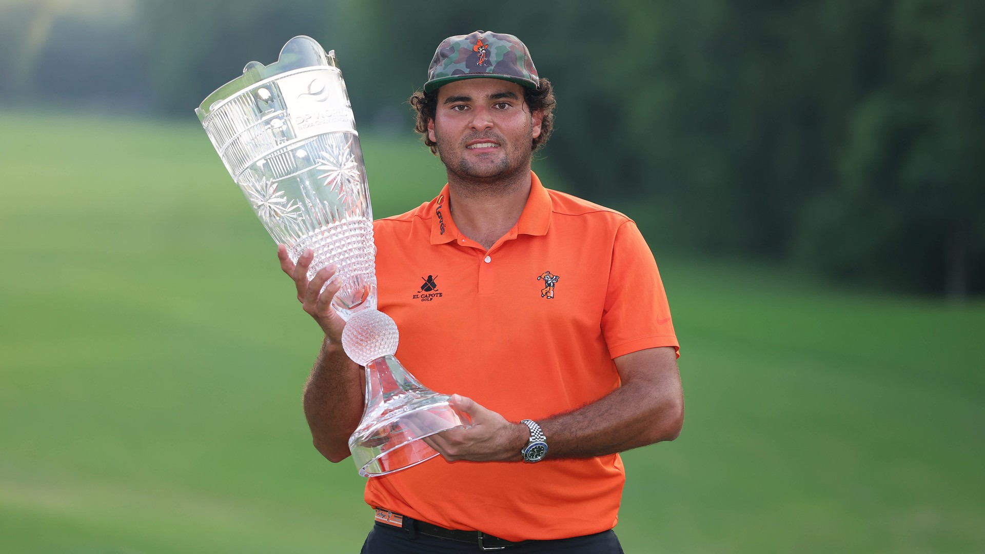 Eugenio Chacarra med trofæet efter sejren i DP World India Championship 2026