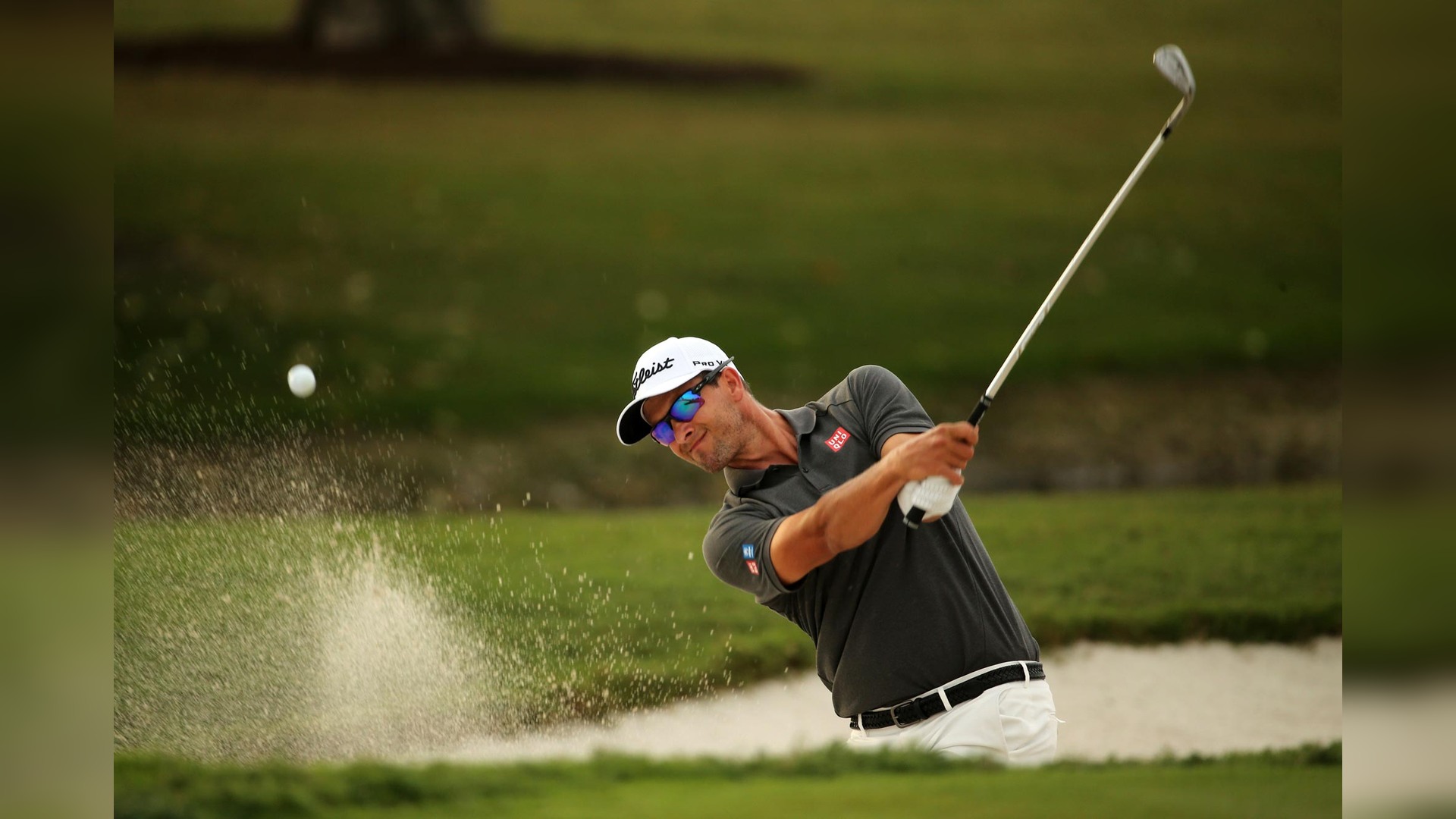 John Axelsen slår ud under en professionel golfrunde